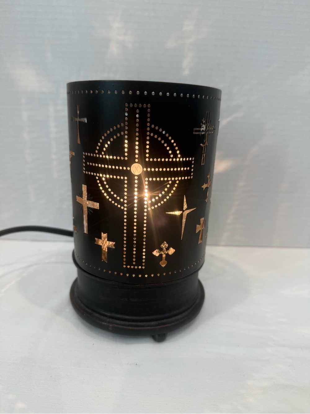 Ooh La Lamp with Decorative Cross Cover – Includes Glass Warming Dish